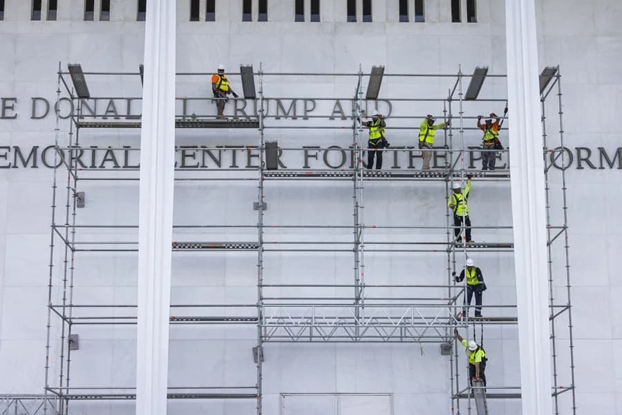 El Centro Kennedy ya no tiene el nombre de Trump de su fachada
