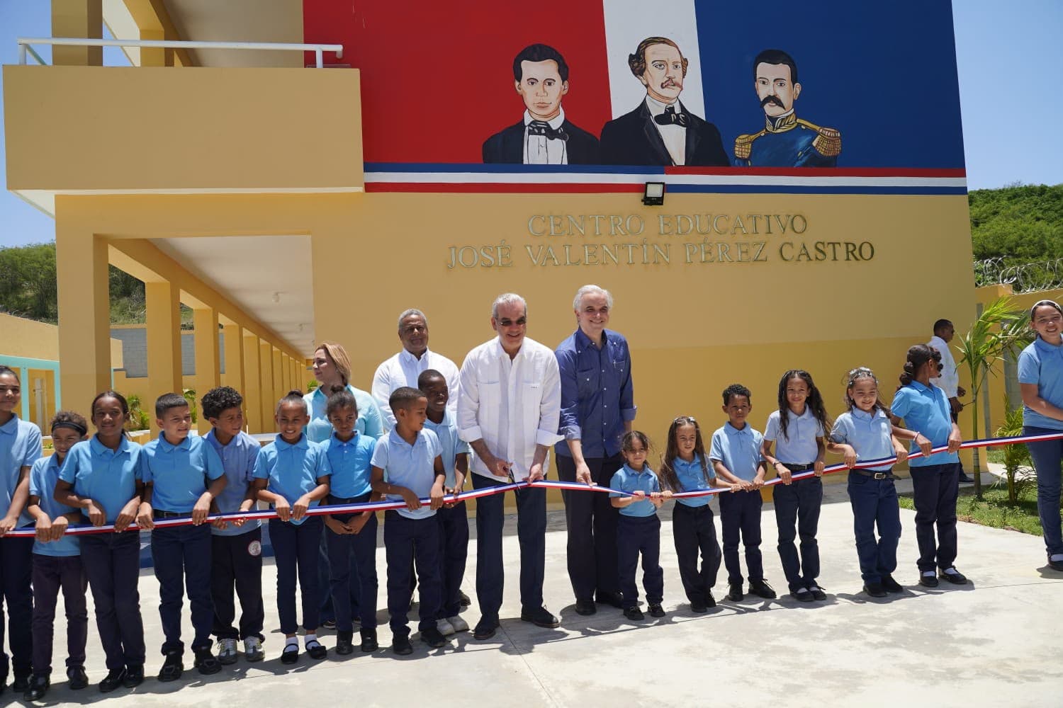 Gobierno inaugura escuela básica en Santiago y pone en funcionamiento 27 nuevas aulas para nivel inicial