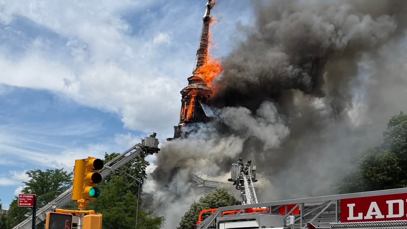 Voraz incendio destruye histórica iglesia de Brooklyn con más de 170 años de antigüedad