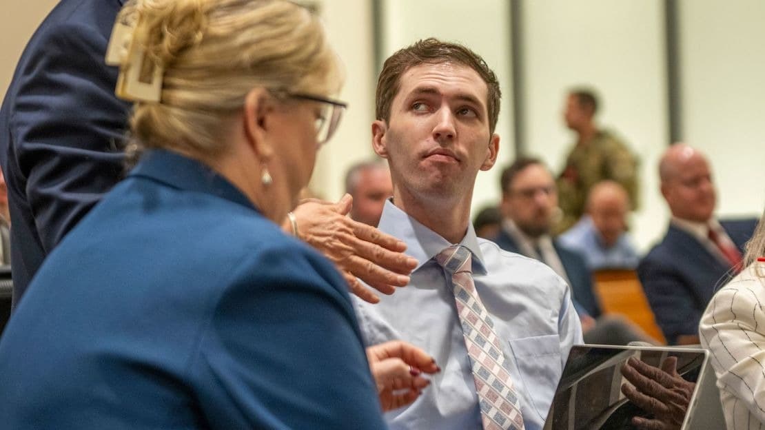 Juez declara en desacato a fiscal en caso de Charlie Kirk; mantiene pena de muerte