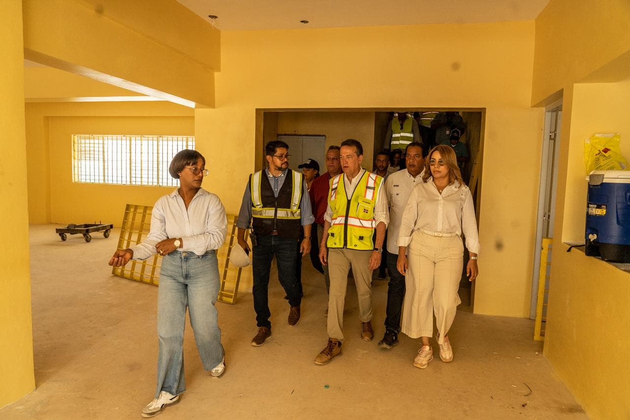Ito Bisonó supervisa construcción del CCR de Anamuya