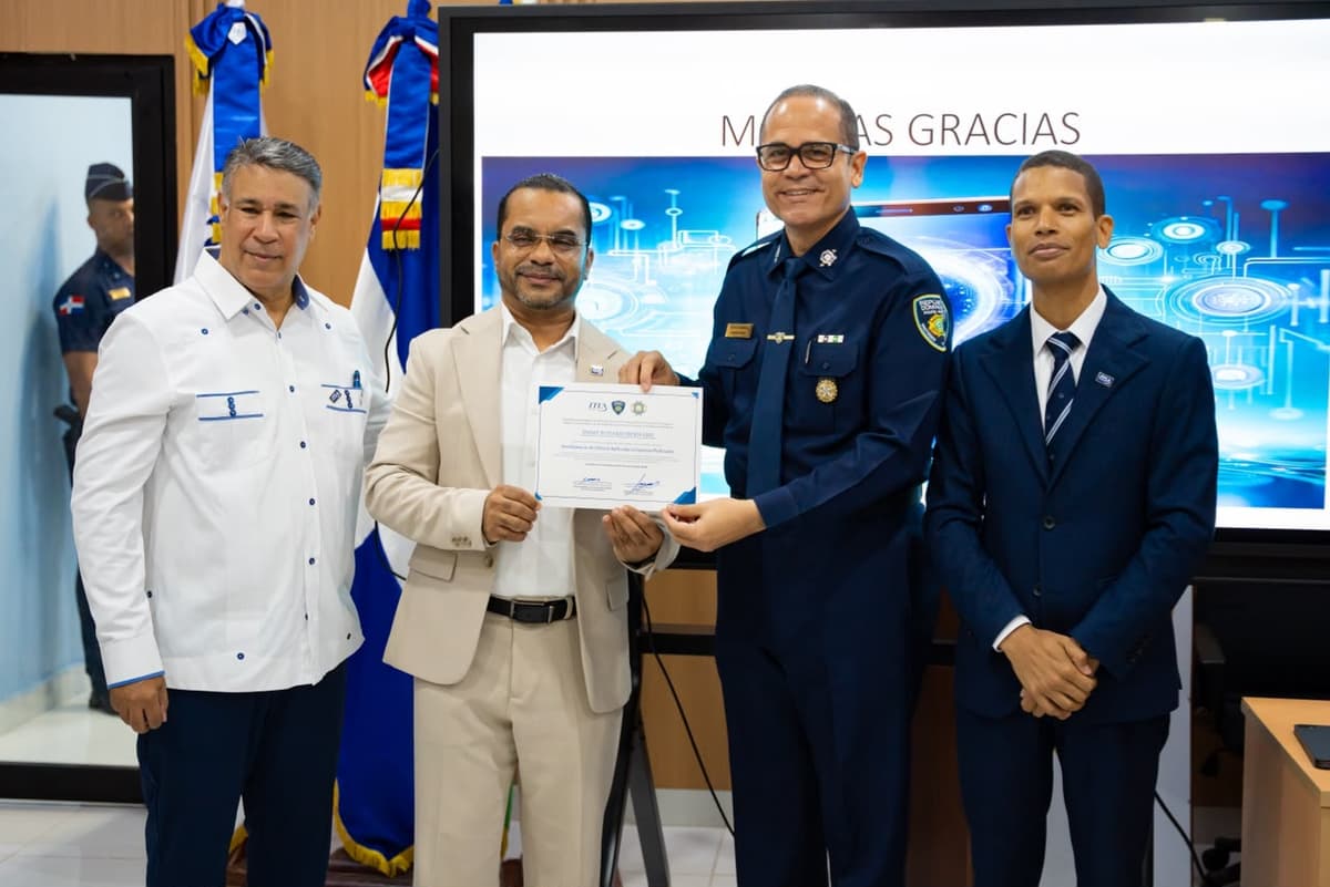 Director de la Policía Nacional recibe certificación en inteligencia artificial