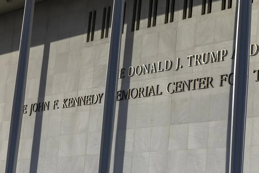 Junta directiva del Centro Kennedy vota de nuevo por inscribir el nombre de Donald Trump en su fachada