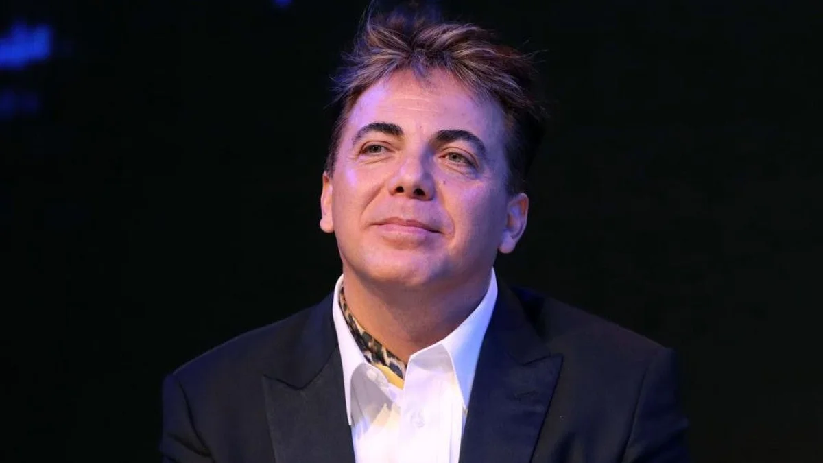 Cristian Castro culmina el bachillerato a los 51 años; ahora mira hacia la universidad