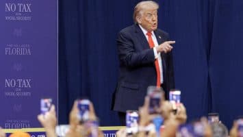 Trump regresa al hotel del intento de asesinato con un discurso religioso y anticomunista