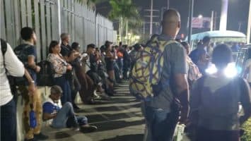 Más de dos horas de espera por autobuses de la OMSA hacia Ciudad Juan Bosch