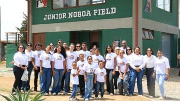 Comisionado de Béisbol realiza actividad con hijos de colaboradores