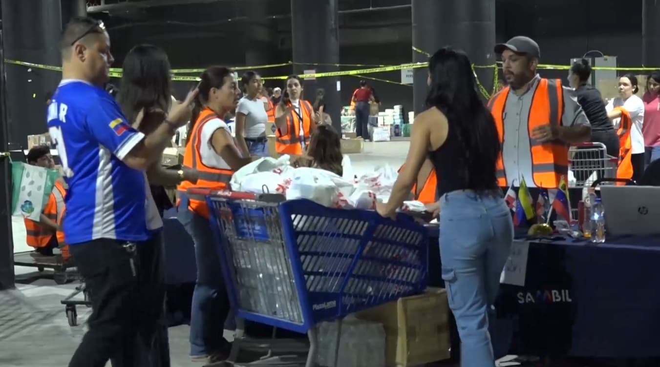 Ciudadanos dominicanos y venezolanos siguen llevando donativos a los centros de acopio para afectados por sismos del pasado miércoles