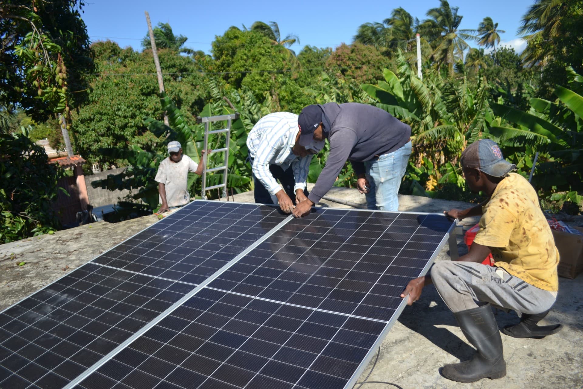 Coalición 100% Renovable acusa SIE de incumplir promesa para eliminar impuesto al Sol