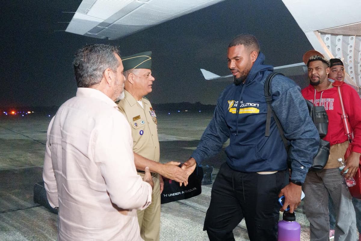 Otro grupo de dominicanos retornó desde Venezuela en aeronave Fuerza Aérea; el ministro Fernández Onofre los recibió y expresó el compromiso de las autoridades de garantizar “la seguridad y el bienestar de todos, tanto dentro como fuera del territorio”