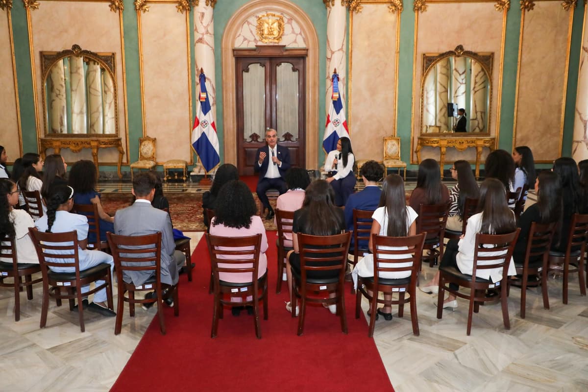 Aquí siempre habrá un país que los va a estar esperando! Presidente Abinader recibe a estudiantes de origen dominicano destacados en el extranjero