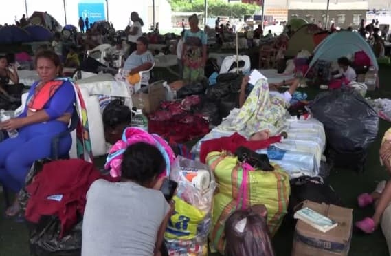La falta de comida y techo agobia a los supervivientes de los terremotos en Venezuela