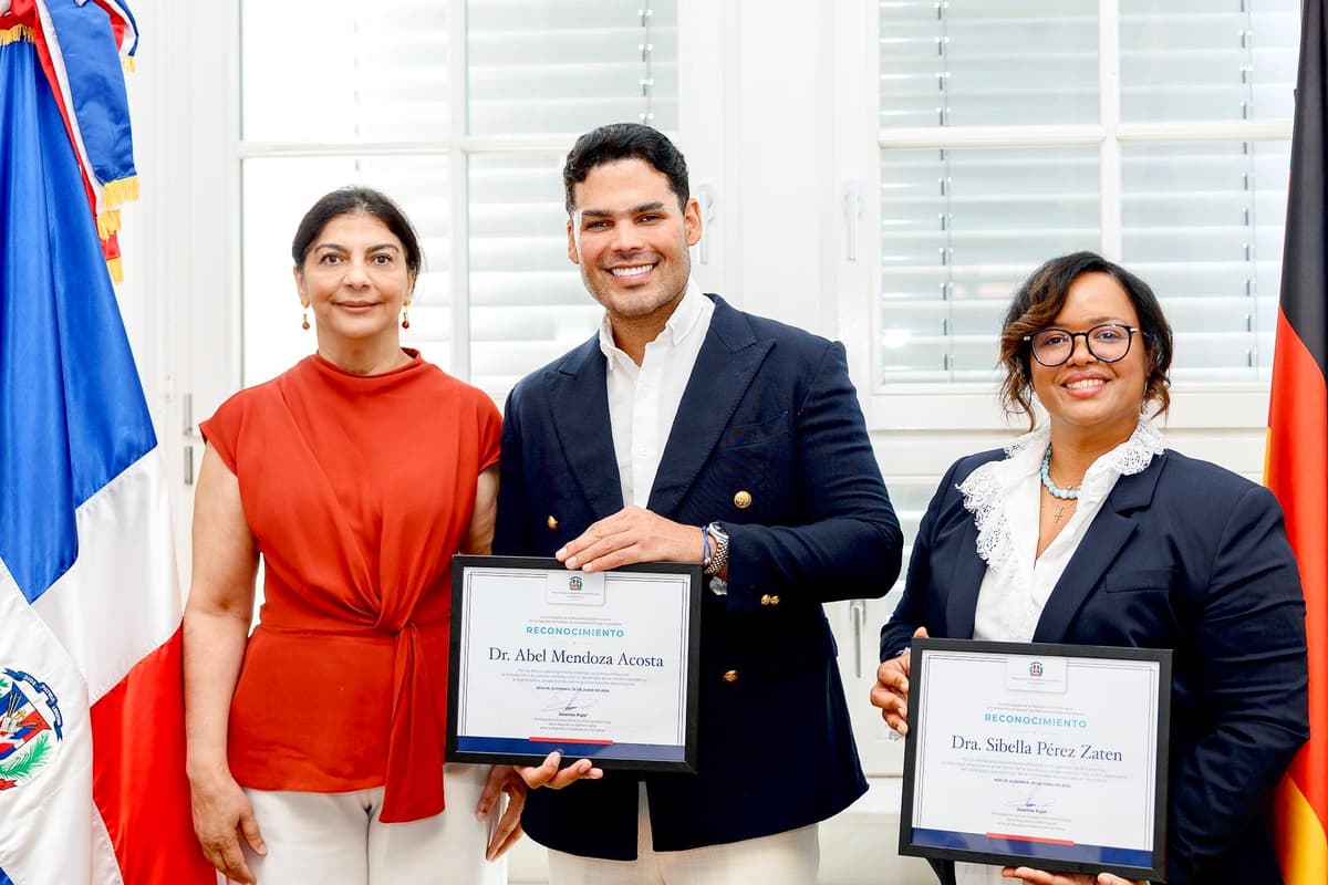 Doctor Abel Mendoza fue reconocido por trayectoria, excelencia y aportes al desarrollo de la medicina estética; el especialista participó como conferencista en el Congreso Internacional de Medicina Estética celebrado en Düsseldorf