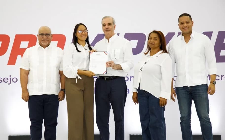 Gobierno entrega RD$85 millones a 400 microempresarios de San Juan