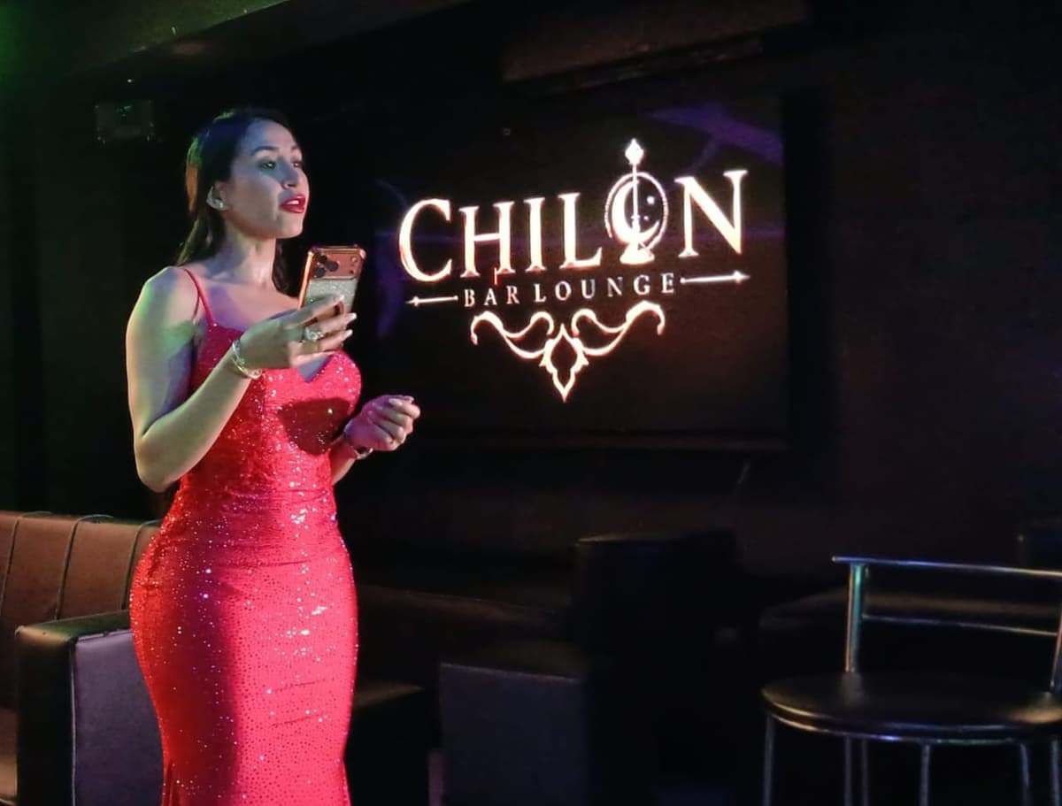 Chillón Bar & Lounge: un centro de diversión y escenario para los artistas en la Ciudad Corazón