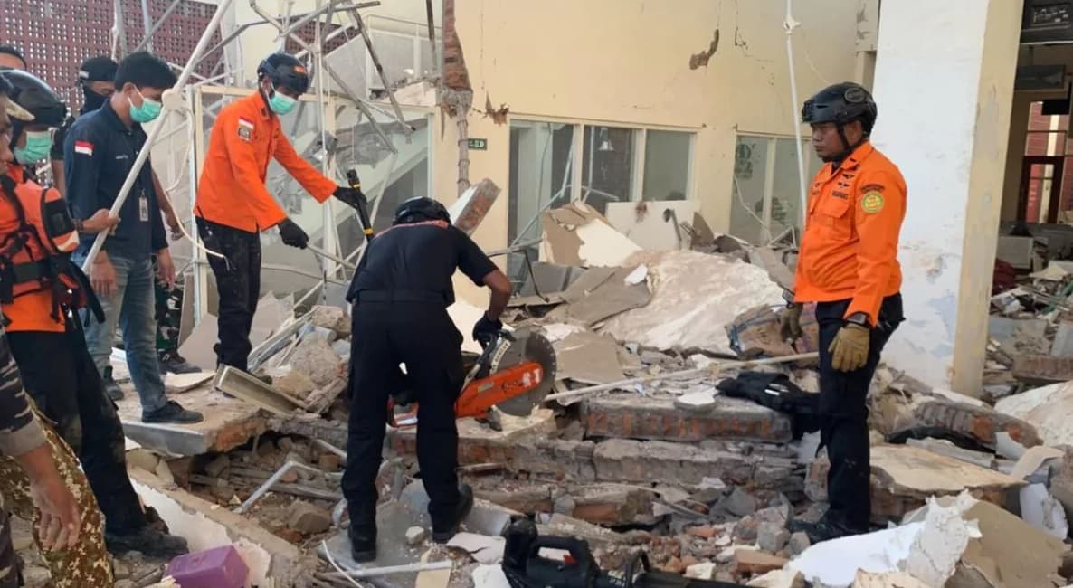 Aumenta a 47 la cifra de muertos en Indonesia tras un terremoto de magnitud 7,7