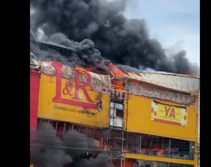 Un pavoroso incendio afecta tienda de electrodomésticos LyR Comercial en la marginal de Las Américas