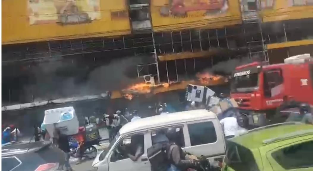 Desaprensivos saquean tienda comercial, víctima de un incendio, en la marginal de las Américas; hasta neveras  y freezers se echaron al hombro