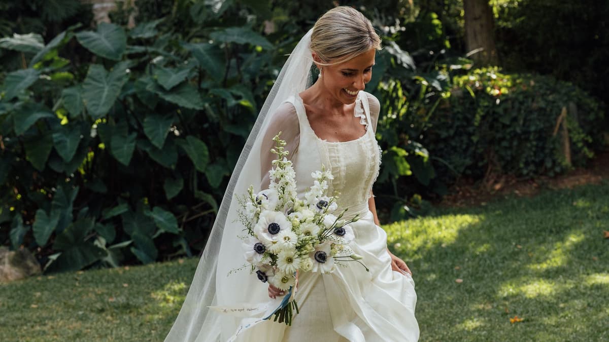 Ester, la novia que se casó con un vestido de seda y lino y ramo que le recordaba a sus abuelos: "Llevaba una medalla de la Virgen de la Inmaculada"