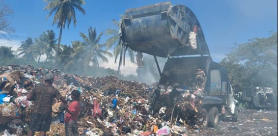 Vertedero a cielo abierto improvisado por autoridades del ayuntamiento, cerca del canal Marcos A. Cabral. José Dicén