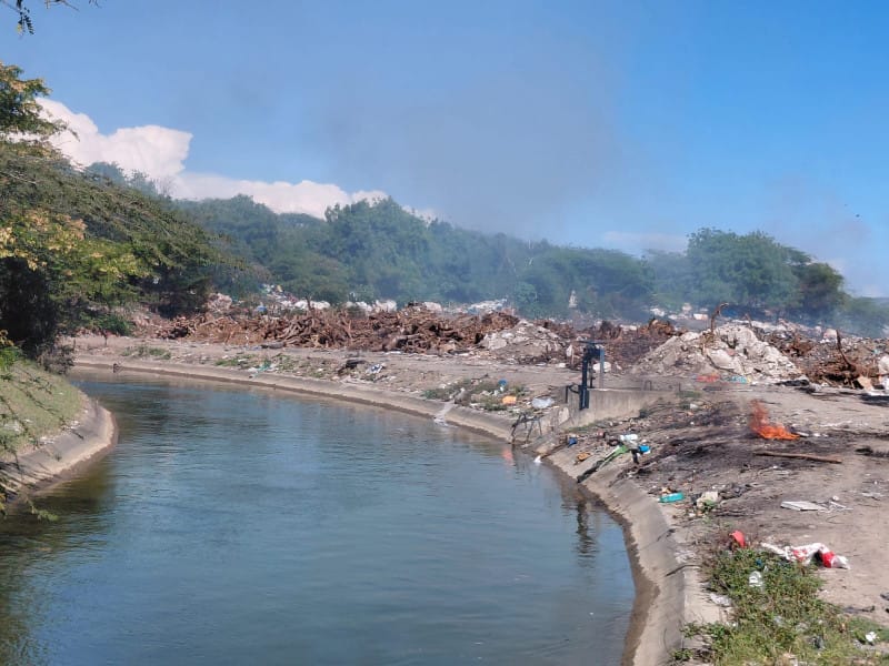 Basureros parecidos a este se pudieron constatar en el curso del canal Marcos A. Cabral tanto en el Sifón de Mata Gorda, El Llano hasta la carretera Baní-Sombrero. José Dicén