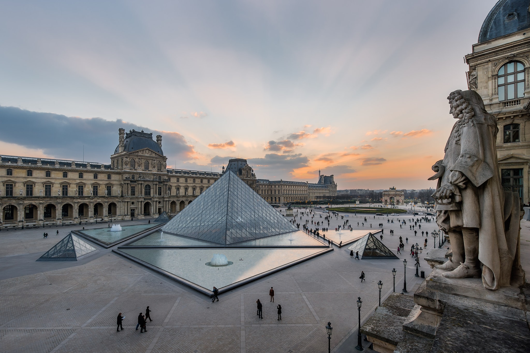 Louvre bajo presión: robo de joyas, fallas de seguridad y urgencias de infraestructura