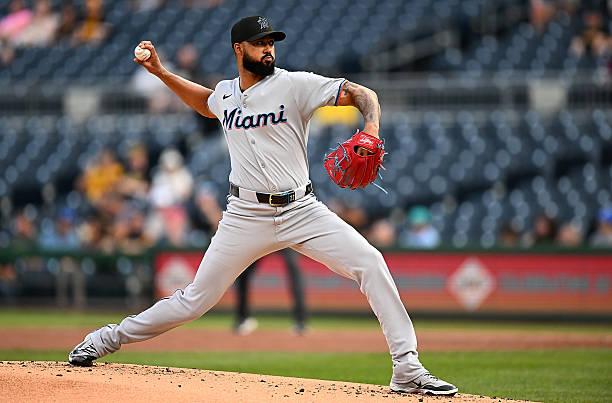 Sandy Alcántara domina en el Día Inaugural: 7 entradas y Marlins vencen 2-1 a los Rockies