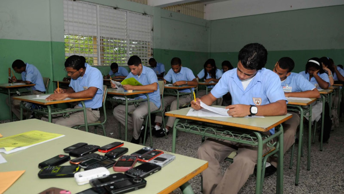 ADP respalda regular celulares en las aulas y pide un reglamento para limitar redes sociales