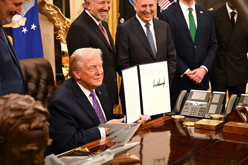 Trump firma orden para frenar leyes estatales de AI, y empieza el pleito legal