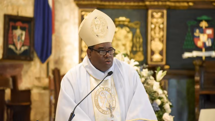Obispo Castro Marte hace llamado a todos los sectores para ayuden a que ningún estudiante dominicano se quede fuera de las aulas
