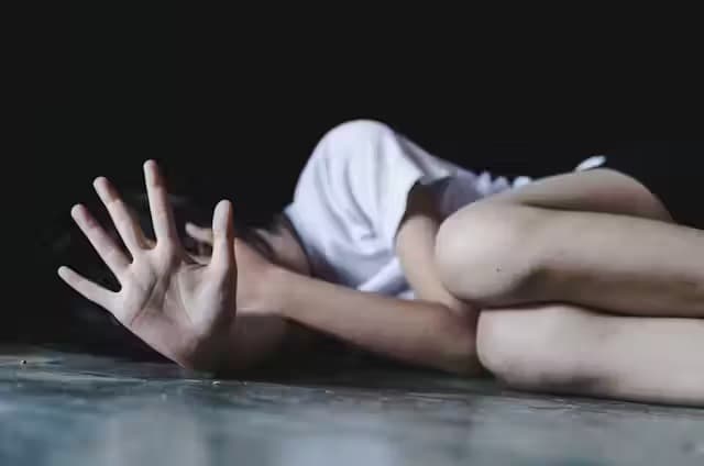 Se entrega músico acusado de abusar sexualmente de una hijastra en Santiago