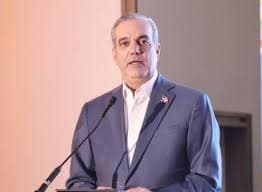 Abinader instruye al MESCyT evaluar becas desde quinto de bachillerato