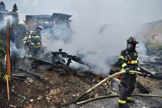 Voraz incendio consume por completo vivienda victoriana en el centro histórico de Santiago