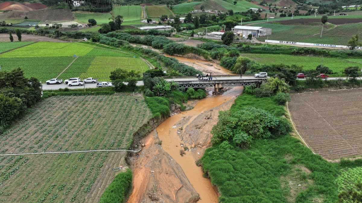 Inundaciones afectan predios agrícolas y viviendas en Constanza por lluvias