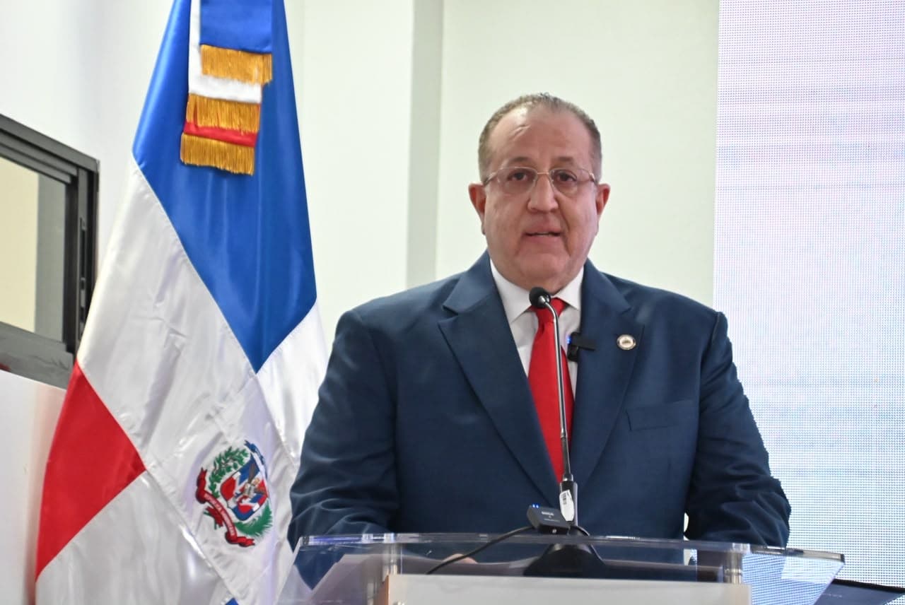 Magín Díaz defiende contención del gasto público y sale al paso de críticas sobre salarios en el Estado