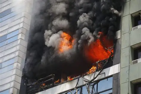 Incendio en torre Laura Michelle del sector Naco fue controlado sin víctimas ni daños personales