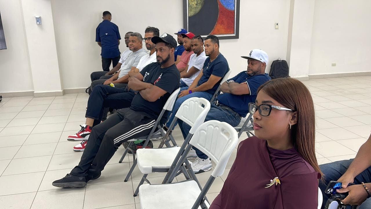 Asoprosado realiza charla sobre inteligencia emocional para softbolistas tras incidentes en torneos