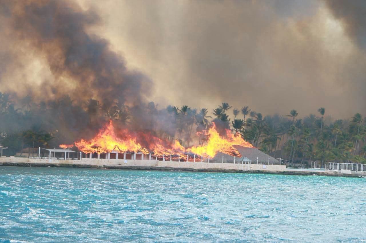 Unidades de bomberos y equipos de emergencias siguen trabajando para sofocar incendio en hotel Viva Wyndham Dominicus Beach de Bayahibe