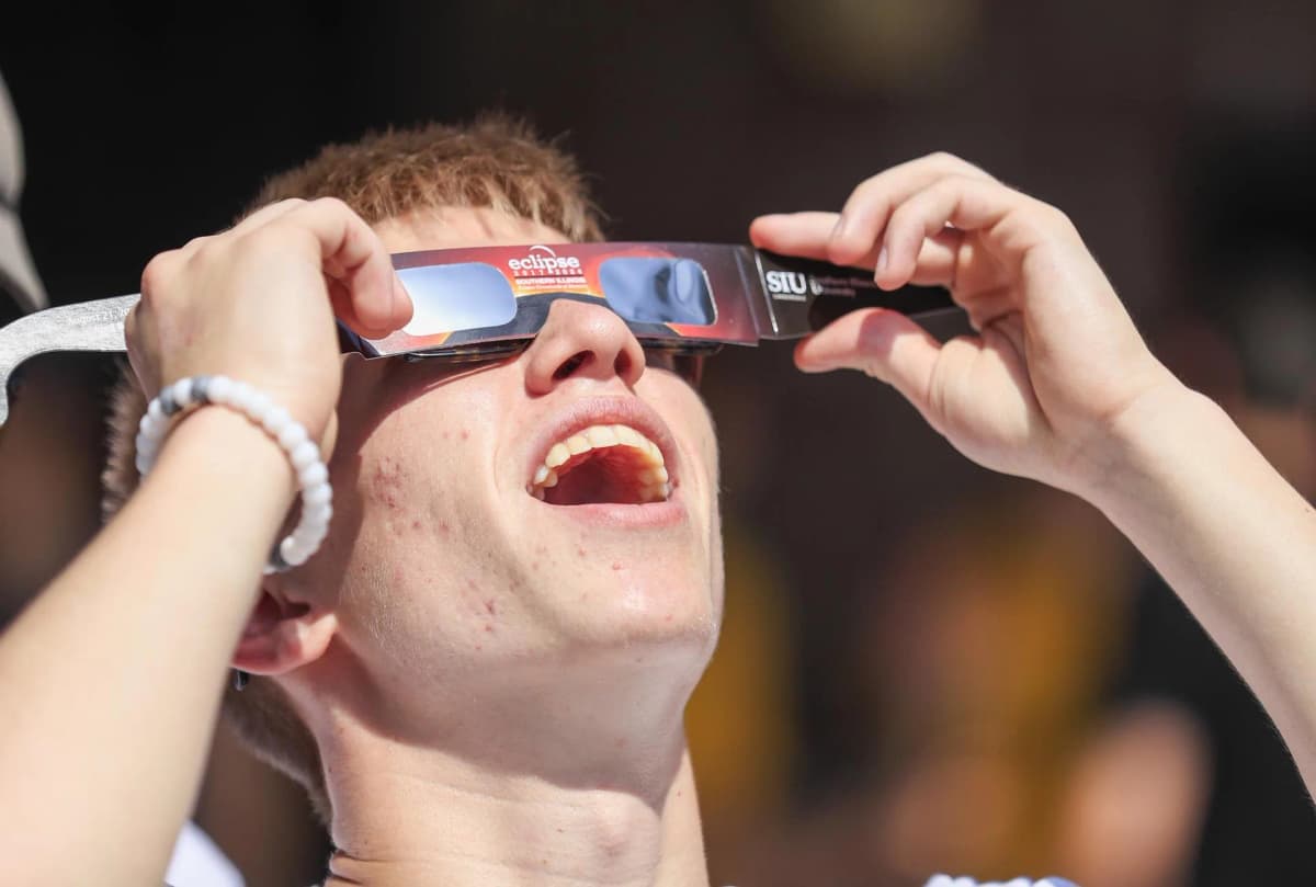 Los ópticos advierten: mirar el eclipse sin filtros puede llevar a lesiones irreversibles