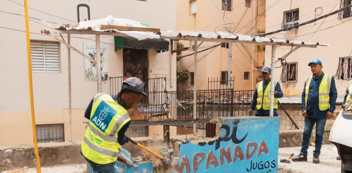 Recuperan espacios: Alcaldía del DN elimina obstáculos en aceras de Guachupita