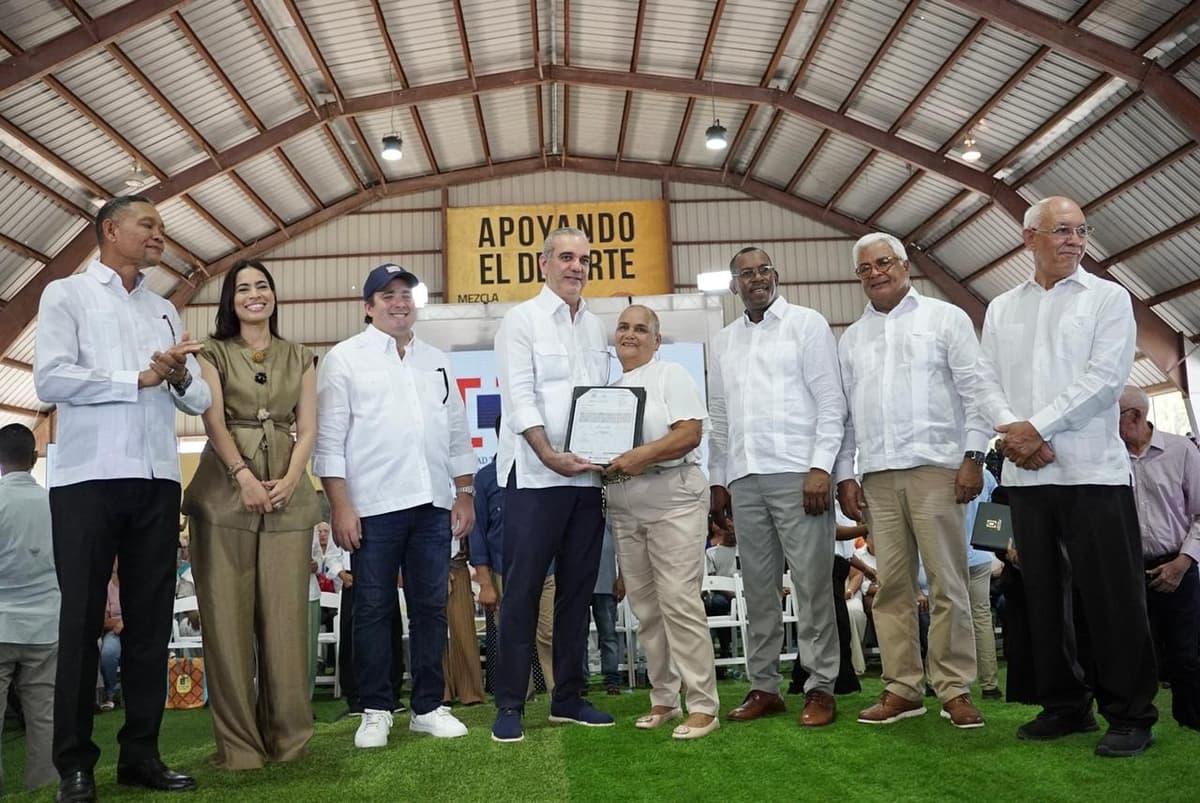 Presidente Abinader otorga 400 títulos de propiedad en Pepillo Salcedo