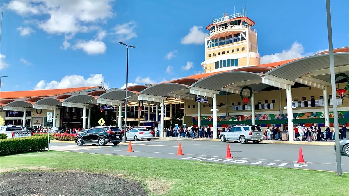 Ministerio Público arresta en aeropuerto a hombre vinculado a varios delitos