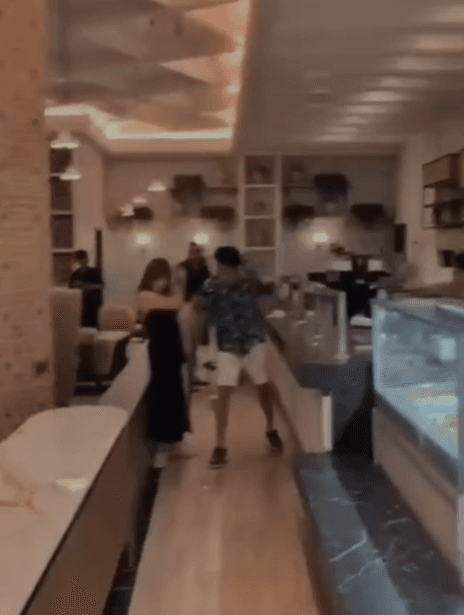 Video muestra a empleada del Moon Palace lanzando objetos hacia huéspedes durante cena