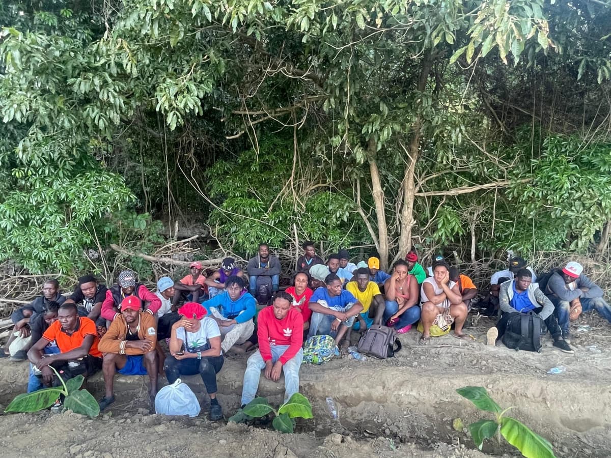 Patrullas del Ejército interceptan a 54 migrantes indocumentados en Montecristi y Santiago Rodríguez