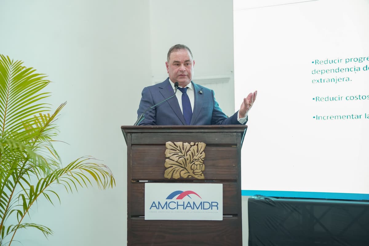 Oliverio Espaillat plantea ante AMCHAMDR que la mecanización es la clave para elevar la competitividad de la agropecuaria
