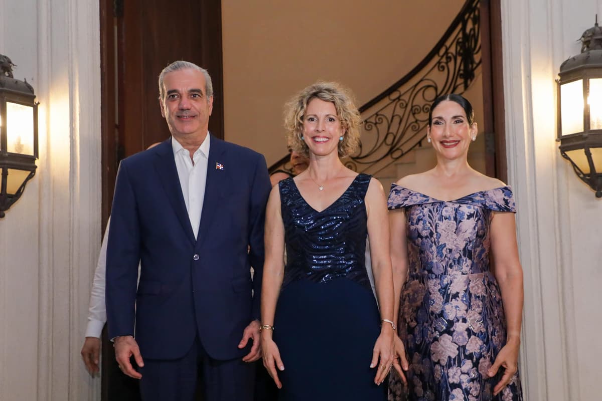Presidente y primera dama participan en celebración Fiesta Nacional de Francia y reafirman sólida relación bilateral