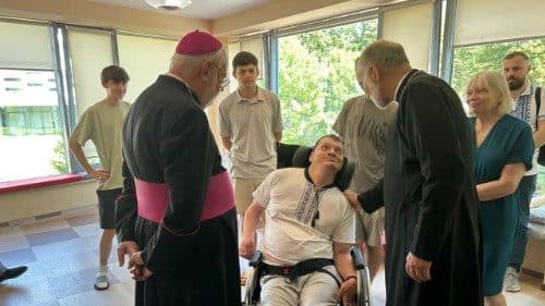 Gallagher inicia misión en Ucrania como enviado especial del Papa y llama a construir una paz justa