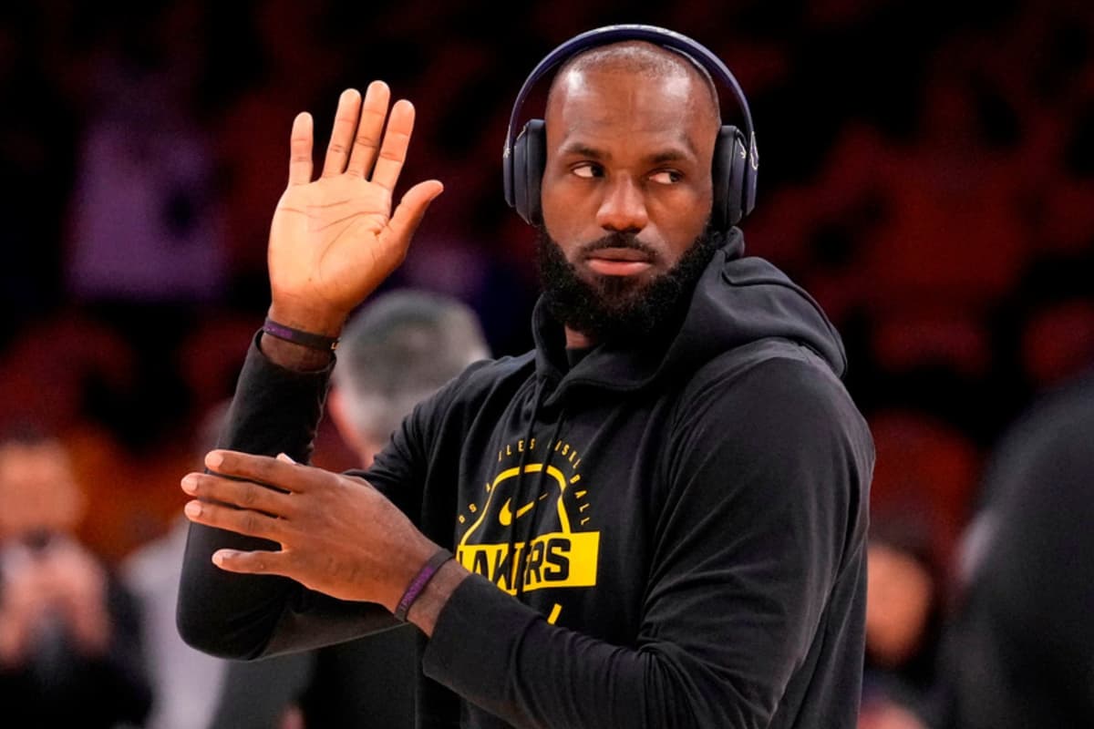Amigos de LeBron James dicen que este no se precipitará para firmar con nun equipo de la NBA