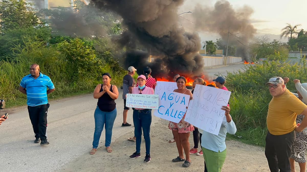 Protestan en El Lucero II de San Juan para exigir asfaltado de calles y mejoras en servicios básicos