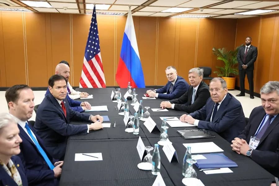 Los ministros de Exteriores de Rusia y EE. UU. se reúnen en Manila para tratar el posible fin de la guerra en Ucrania